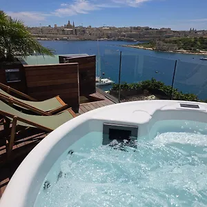 Appartamento Unique Seafront Triplex Penthouse With Panoramic Bedroom & Rooftop Jacuzzi Overlooking Valletta Sliema